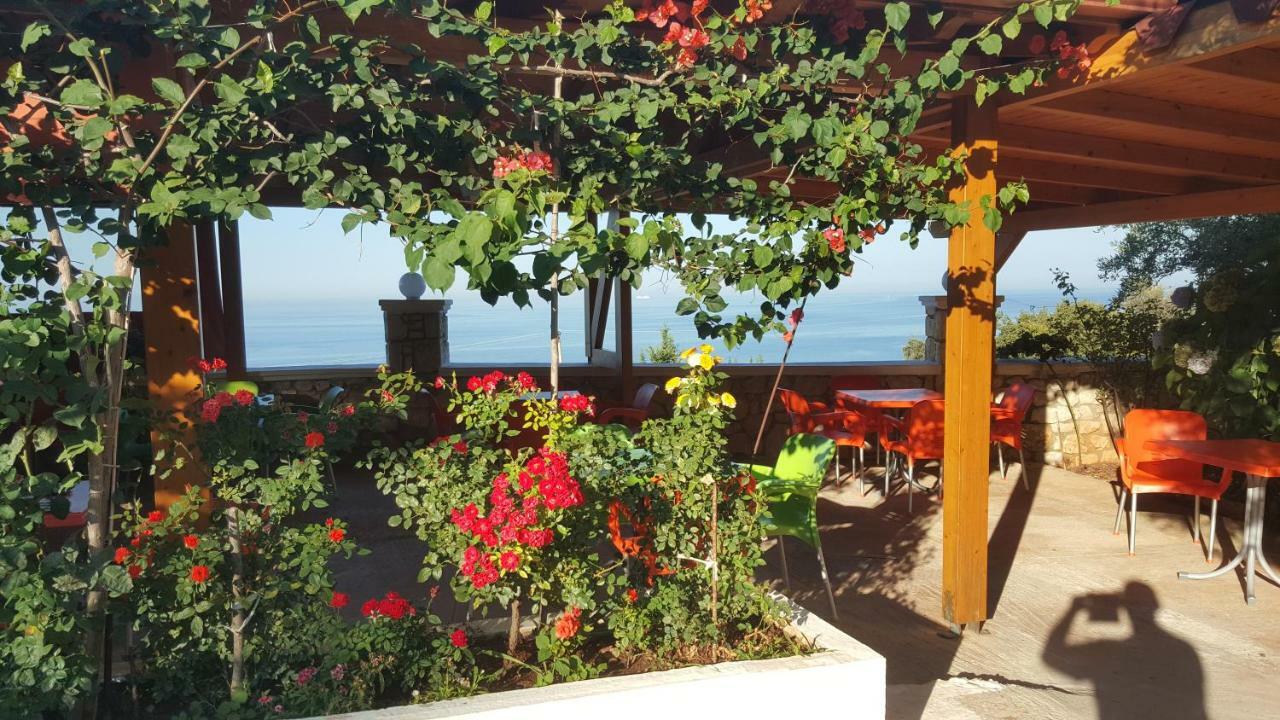 Season Inn Dhermi Exterior photo
